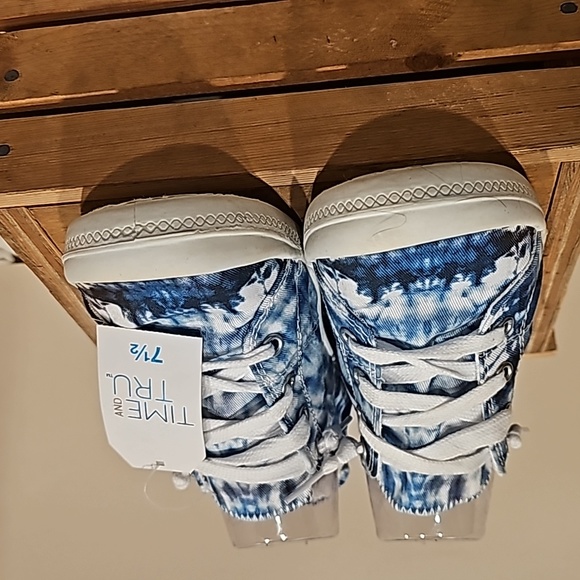 B Tye Dye Sneakers Scrunch back Blue White NWT Time and Tru - Picture 4 of 11